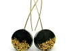 Boucles-doreilles-rondes-en-beton-noir-avec-des-cristaux-dores-Justine-by-Icy-Mouse-Paris-bijoux-contemporains-en-beton-2